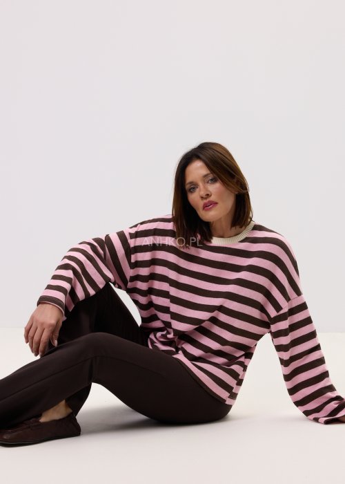 Damski sweter oversize w różowo-brązowe paski z długim rękawem i okrągłym dekoltem – luźny casualowy fason.