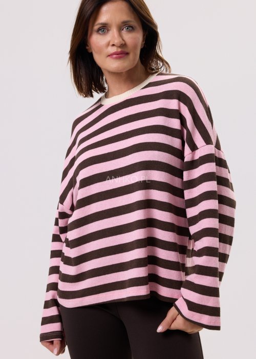 Damski sweter oversize w różowo-brązowe paski z długim rękawem i okrągłym dekoltem – luźny casualowy fason.