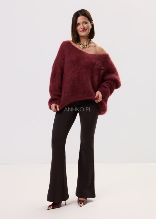 Sweter damski oversize z miękkiej, puszystej dzianiny, z szerokim dekoltem typu hiszpanka i długim rękawem.