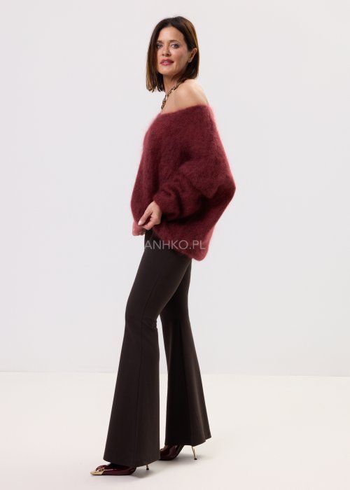 Sweter damski oversize z miękkiej, puszystej dzianiny, z szerokim dekoltem typu hiszpanka i długim rękawem.