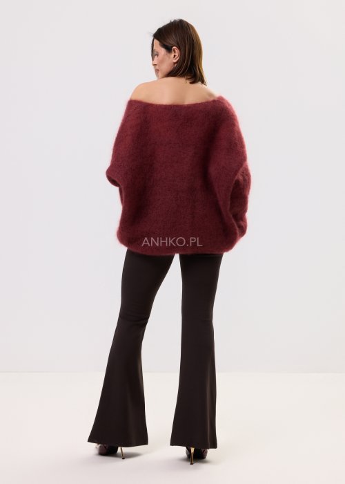 Sweter damski oversize z miękkiej, puszystej dzianiny, z szerokim dekoltem typu hiszpanka i długim rękawem.