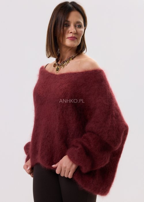Sweter damski oversize z miękkiej, puszystej dzianiny, z szerokim dekoltem typu hiszpanka i długim rękawem.