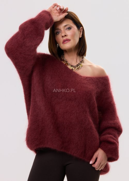 Sweter damski oversize z miękkiej, puszystej dzianiny, z szerokim dekoltem typu hiszpanka i długim rękawem.