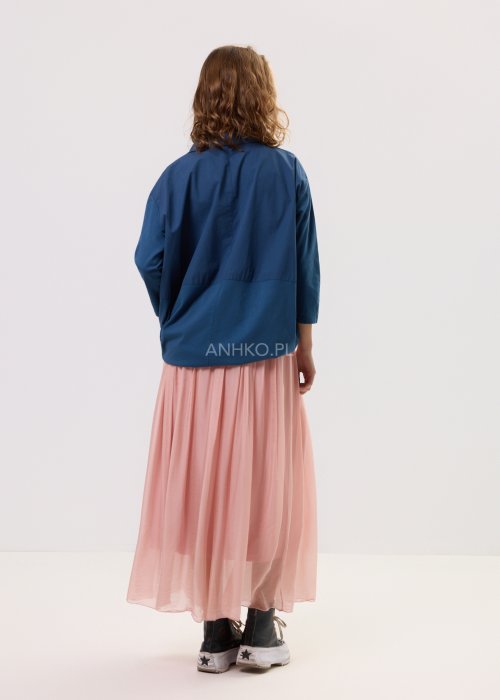Granatowa koszula oversize z kołnierzykiem i zapięciem na guziki, o luźnym, swobodnym kroju z rękawem 3/4. Stylizacja z plisowaną spódnicą w delikatnym różowym kolorze w kobiecym, miejskim stylu.