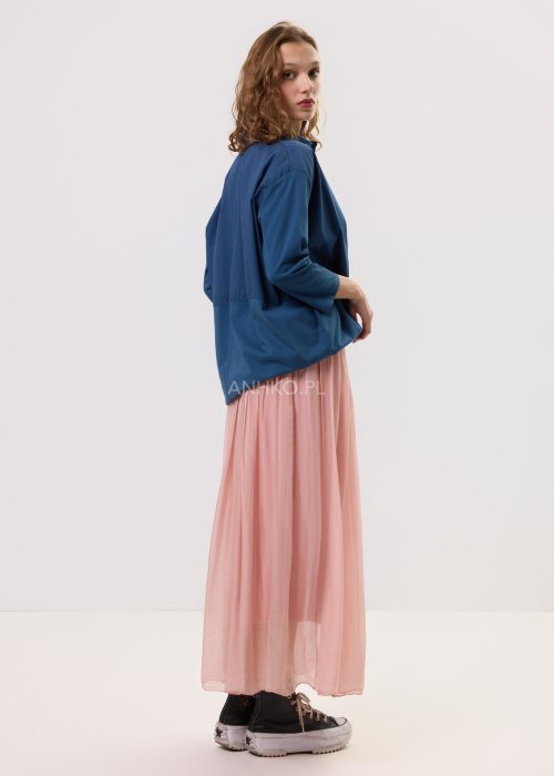 Granatowa koszula oversize z kołnierzykiem i zapięciem na guziki, o luźnym, swobodnym kroju z rękawem 3/4. Stylizacja z plisowaną spódnicą w delikatnym różowym kolorze w kobiecym, miejskim stylu.