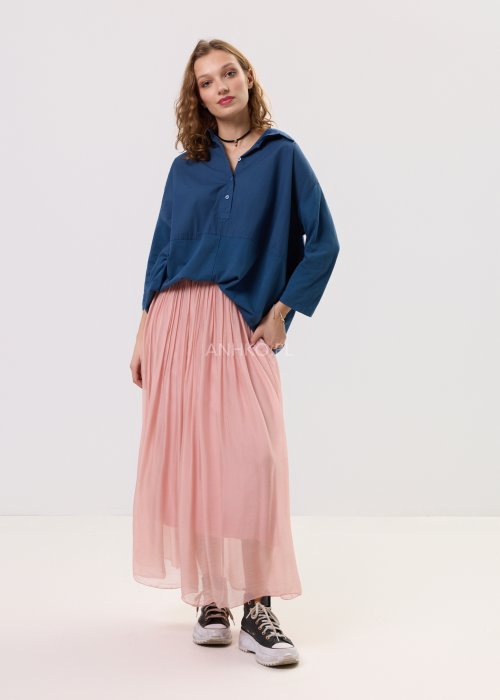 Granatowa koszula oversize z kołnierzykiem i zapięciem na guziki, o luźnym, swobodnym kroju z rękawem 3/4. Stylizacja z plisowaną spódnicą w delikatnym różowym kolorze w kobiecym, miejskim stylu.