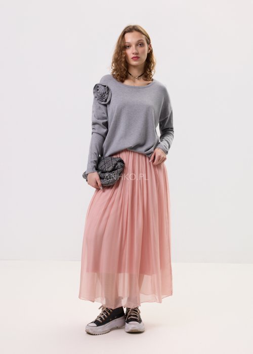 Długa, pudroworóżowa spódnica damska z lekkiej, zwiewnej tkaniny, z marszczoną gumką w pasie i delikatnie transparentną warstwą.