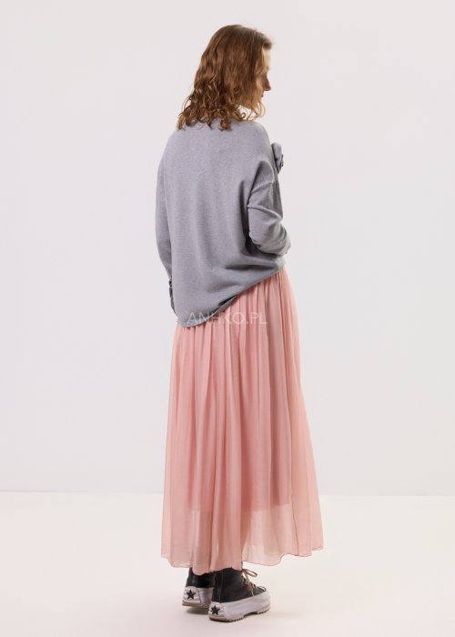 Długa, pudroworóżowa spódnica damska z lekkiej, zwiewnej tkaniny, z marszczoną gumką w pasie i delikatnie transparentną warstwą.