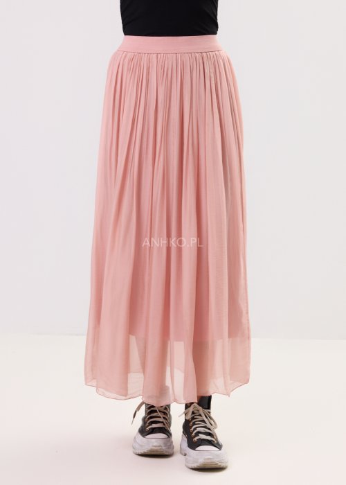 Długa, pudroworóżowa spódnica damska z lekkiej, zwiewnej tkaniny, z marszczoną gumką w pasie i delikatnie transparentną warstwą.