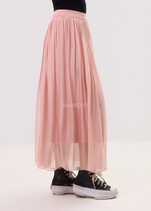 Długa, pudroworóżowa spódnica damska z lekkiej, zwiewnej tkaniny, z marszczoną gumką w pasie i delikatnie transparentną warstwą.