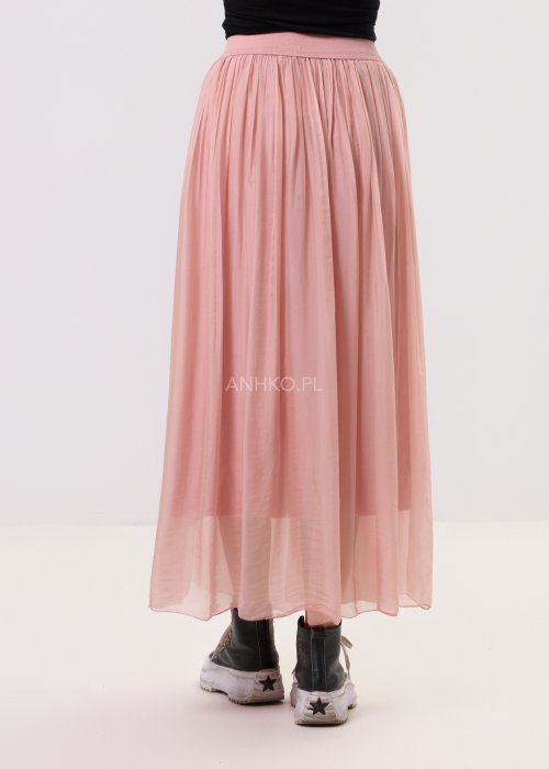 Długa, pudroworóżowa spódnica damska z lekkiej, zwiewnej tkaniny, z marszczoną gumką w pasie i delikatnie transparentną warstwą.