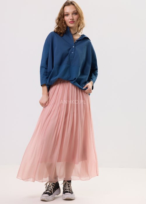 Długa, pudroworóżowa spódnica damska z lekkiej, zwiewnej tkaniny, z marszczoną gumką w pasie i delikatnie transparentną warstwą.
