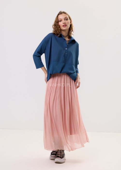 Długa, pudroworóżowa spódnica damska z lekkiej, zwiewnej tkaniny, z marszczoną gumką w pasie i delikatnie transparentną warstwą.