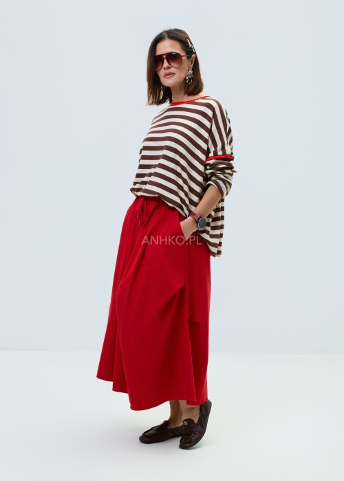 Czerwona spódnica midi o rozkloszowanym kroju z elastyczną talią i wiązaniem w pasie.