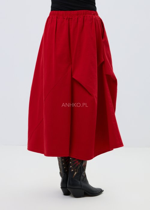Czerwona spódnica midi o rozkloszowanym kroju z elastyczną talią i wiązaniem w pasie.