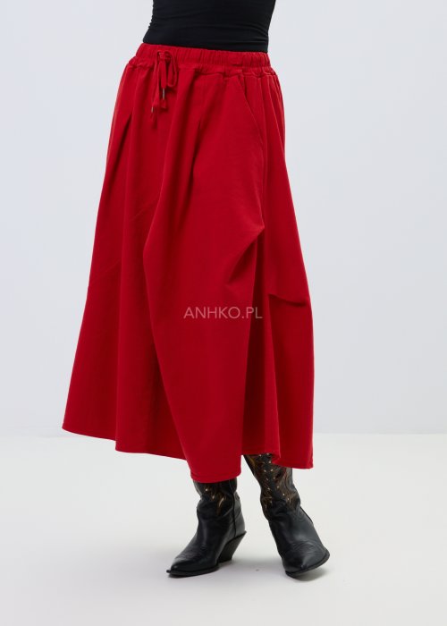 Czerwona spódnica midi o rozkloszowanym kroju z elastyczną talią i wiązaniem w pasie.