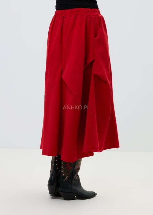 Czerwona spódnica midi o rozkloszowanym kroju z elastyczną talią i wiązaniem w pasie.