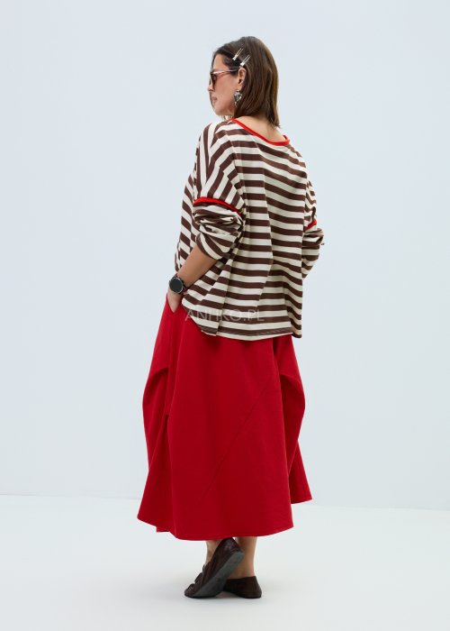Bluzka damska w brązowo-beżowe paski o luźnym kroju. Model z długim rękawem oraz kontrastowym wykończeniem przy dekolcie i rękawach w kolorze czerwonym.