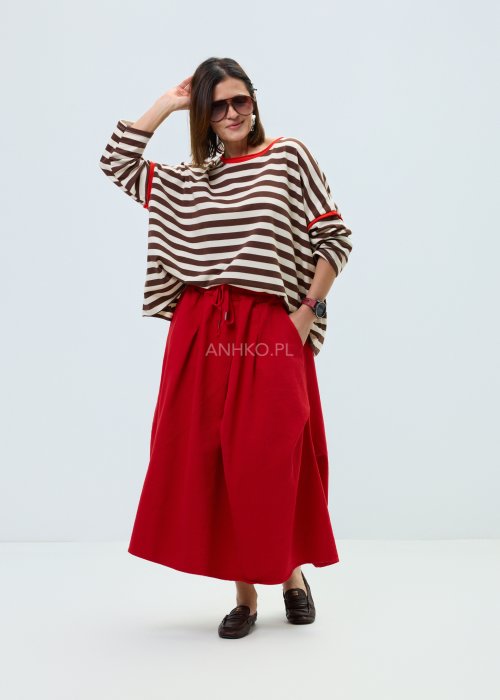 Bluzka damska w brązowo-beżowe paski o luźnym kroju. Model z długim rękawem oraz kontrastowym wykończeniem przy dekolcie i rękawach w kolorze czerwonym.