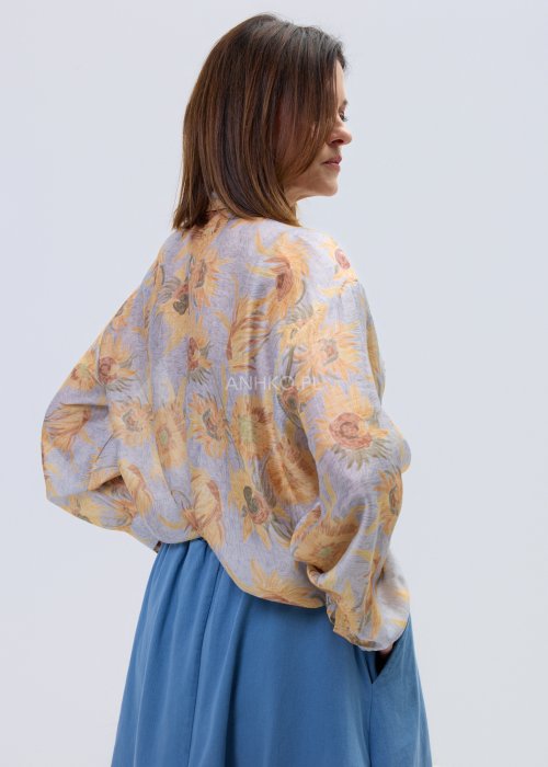 Koszula damska w pastelowym, kwiatowym wzorze z ozdobnymi aplikacjami i biżuteryjnymi guzikami, z klasycznym kołnierzykiem.