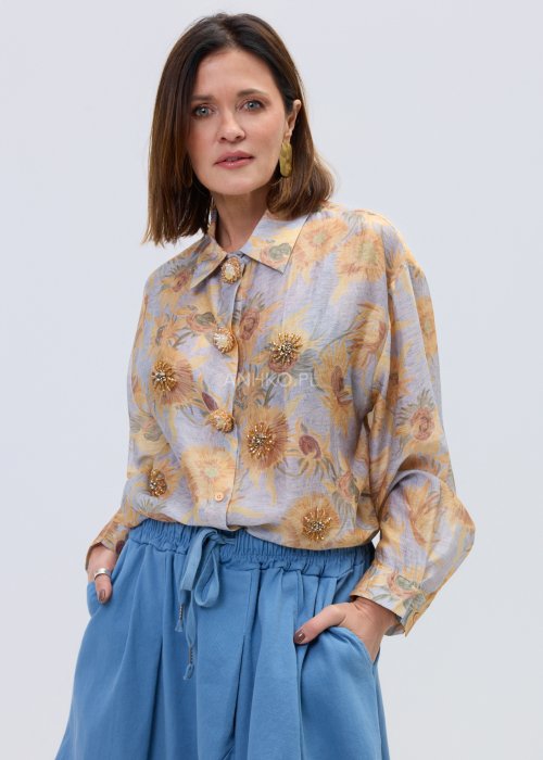 Koszula damska w pastelowym, kwiatowym wzorze z ozdobnymi aplikacjami i biżuteryjnymi guzikami, z klasycznym kołnierzykiem.