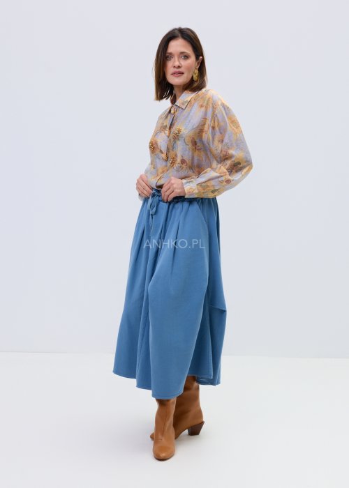 Koszula damska w pastelowym, kwiatowym wzorze z ozdobnymi aplikacjami i biżuteryjnymi guzikami, z klasycznym kołnierzykiem.