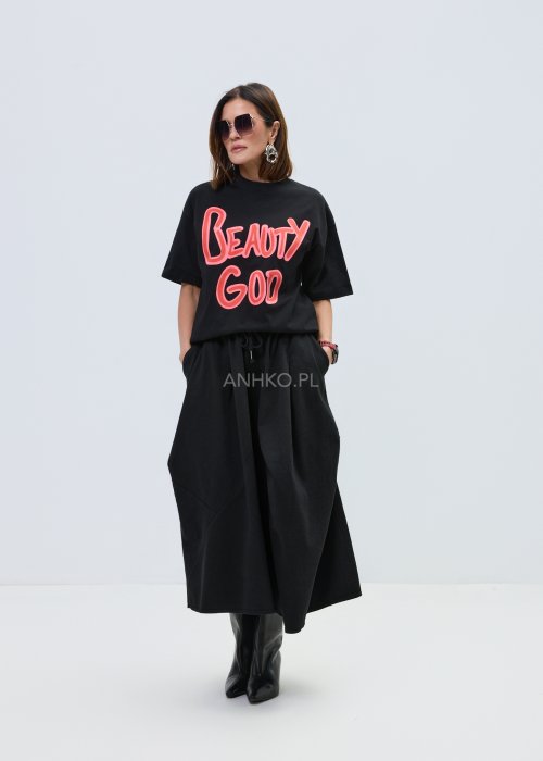 Czarny damski t-shirt oversize z dużym napisem „Beauty God” w różowym kolorze.