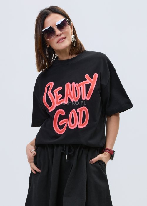 Czarny damski t-shirt oversize z dużym napisem „Beauty God” w różowym kolorze.