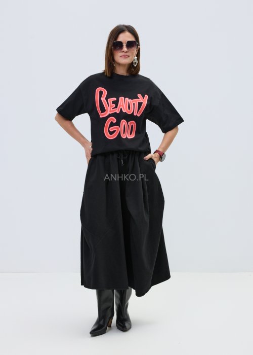 Czarny damski t-shirt oversize z dużym napisem „Beauty God” w różowym kolorze.