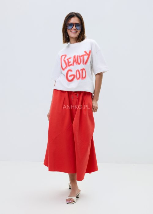 Biały T-shirt damski o luźnym kroju z krótkim rękawem i dużym nadrukiem „Beauty God” w neonowym różowym kolorze.