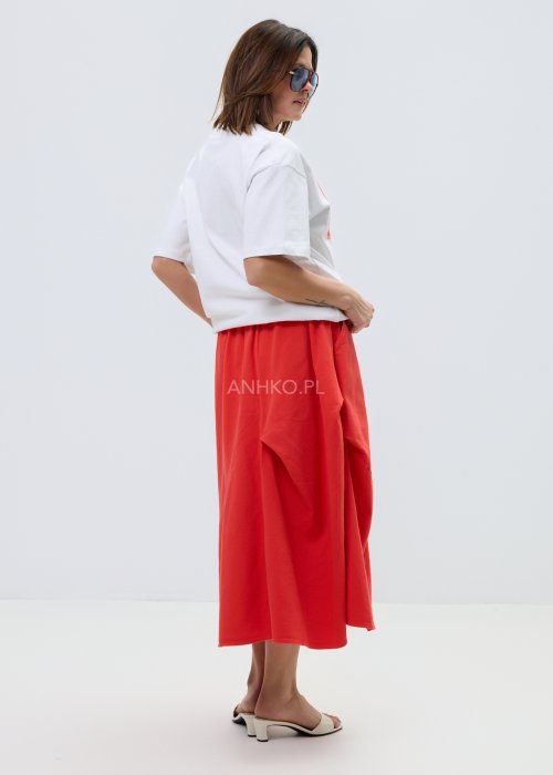 Biały T-shirt damski o luźnym kroju z krótkim rękawem i dużym nadrukiem „Beauty God” w neonowym różowym kolorze.