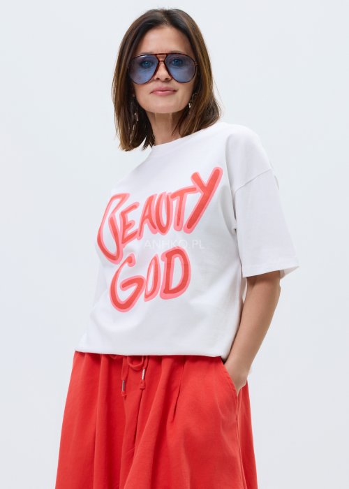 Biały T-shirt damski o luźnym kroju z krótkim rękawem i dużym nadrukiem „Beauty God” w neonowym różowym kolorze.