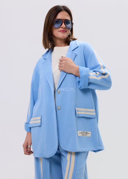 Niebieska damska marynarka oversize zapinana na guziki z kontrastowymi paskami na rękawach i kieszeniach.