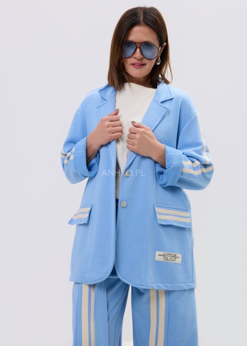 Niebieska damska marynarka oversize zapinana na guziki z kontrastowymi paskami na rękawach i kieszeniach.