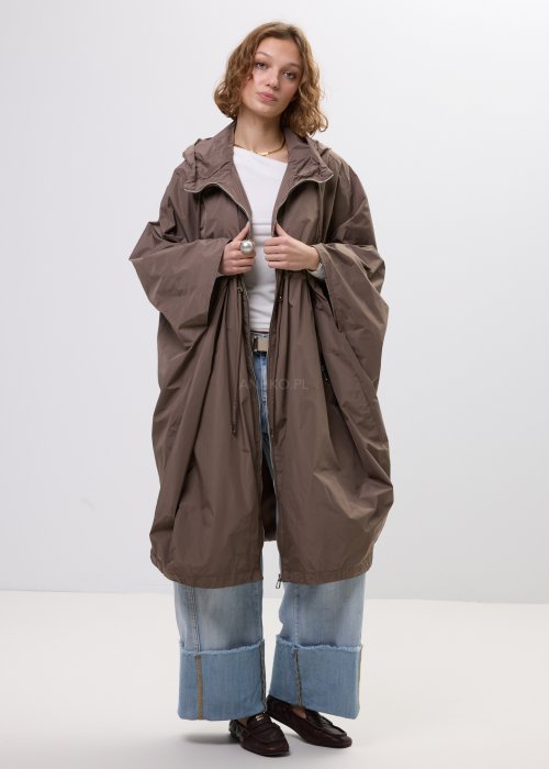 Damski płaszcz przeciwdeszczowy o luźnym kroju w brązowym kolorze z kapturem, zapinany na zamek, model z regulacją w talii i kieszeniami na zamek.