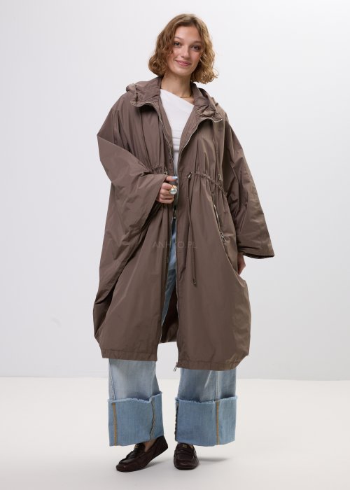 Damski płaszcz przeciwdeszczowy o luźnym kroju w brązowym kolorze z kapturem, zapinany na zamek, model z regulacją w talii i kieszeniami na zamek.