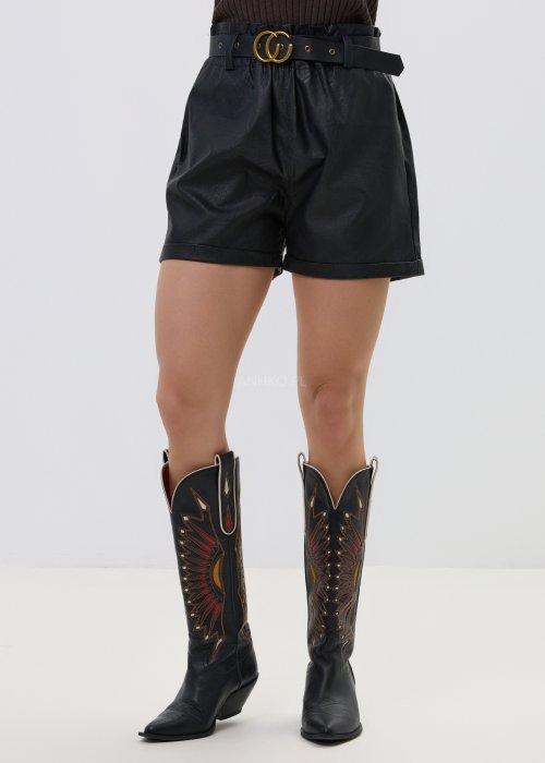 Czarne spodenki damskie z eco-skóry o luźnym kroju z wiązaniem w pasie, stylizacja miejska z marynarką i wysokimi botkami.