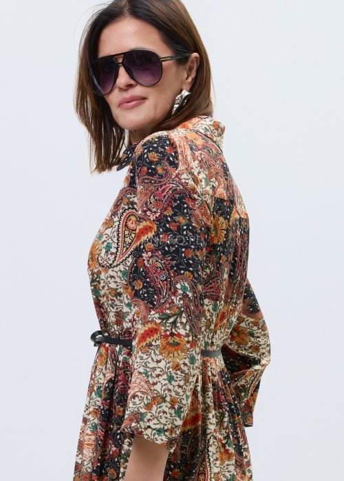 Długa damska sukienka koszulowa w stylu boho z wielokolorowym wzorem paisley, model z kołnierzykiem, zapięciem na guziki, rękawem 3/4 i paskiem w talii.