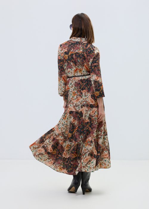 Długa damska sukienka koszulowa w stylu boho z wielokolorowym wzorem paisley, model z kołnierzykiem, zapięciem na guziki, rękawem 3/4 i paskiem w talii.