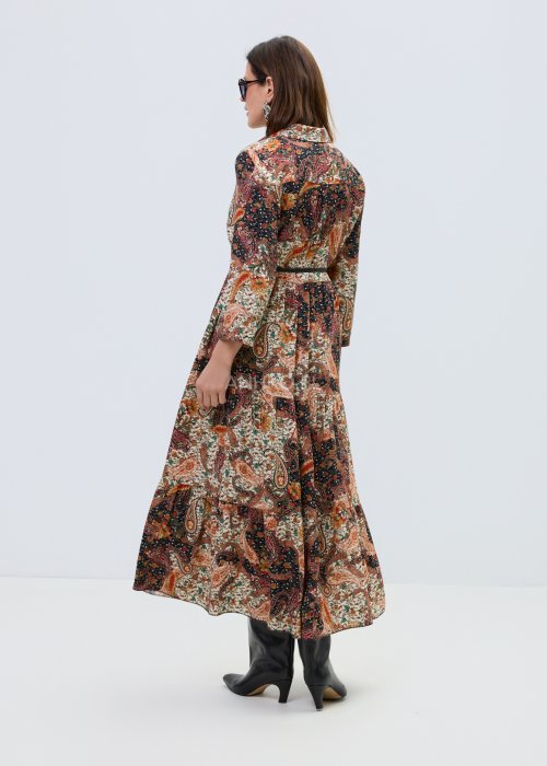 Długa damska sukienka koszulowa w stylu boho z wielokolorowym wzorem paisley, model z kołnierzykiem, zapięciem na guziki, rękawem 3/4 i paskiem w talii.