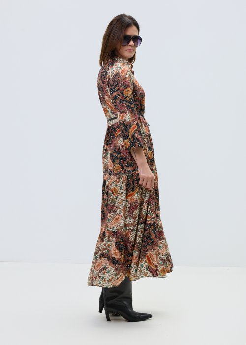Długa damska sukienka koszulowa w stylu boho z wielokolorowym wzorem paisley, model z kołnierzykiem, zapięciem na guziki, rękawem 3/4 i paskiem w talii.