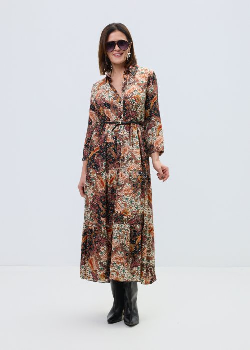 Długa damska sukienka koszulowa w stylu boho z wielokolorowym wzorem paisley, model z kołnierzykiem, zapięciem na guziki, rękawem 3/4 i paskiem w talii.