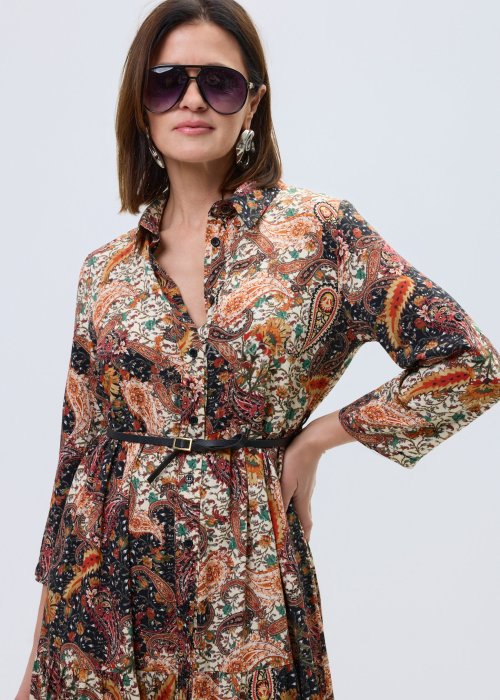 Długa damska sukienka koszulowa w stylu boho z wielokolorowym wzorem paisley, model z kołnierzykiem, zapięciem na guziki, rękawem 3/4 i paskiem w talii.