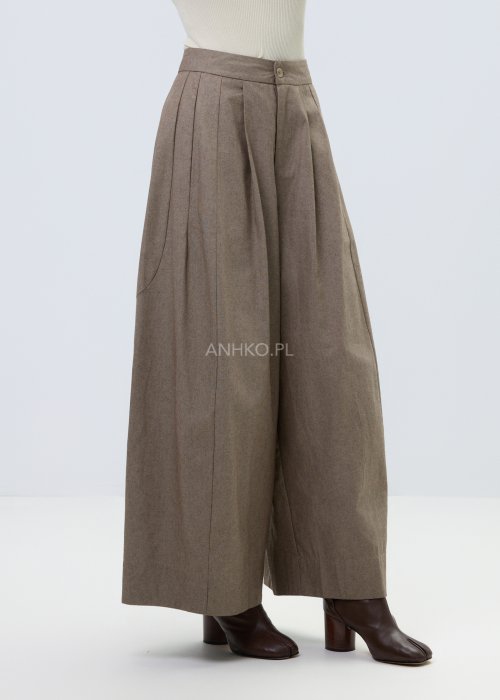 Damskie spodnie culotte w kolorze brązowym z szeroką nogawką i wysokim stanem, elegancki model z zakładkami i zapięciem na guzik.