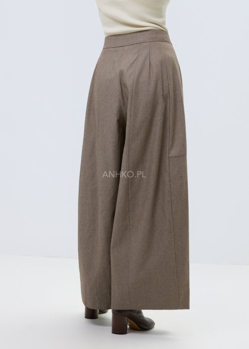 Damskie spodnie culotte w kolorze brązowym z szeroką nogawką i wysokim stanem, elegancki model z zakładkami i zapięciem na guzik.