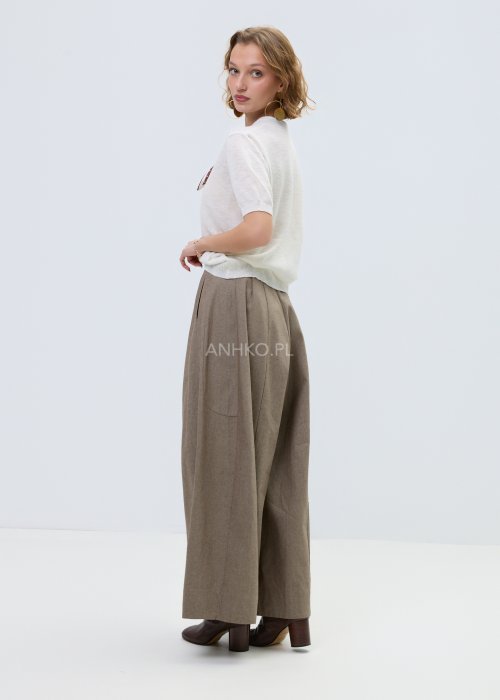 Damskie spodnie culotte w kolorze brązowym z szeroką nogawką i wysokim stanem, elegancki model z zakładkami i zapięciem na guzik.