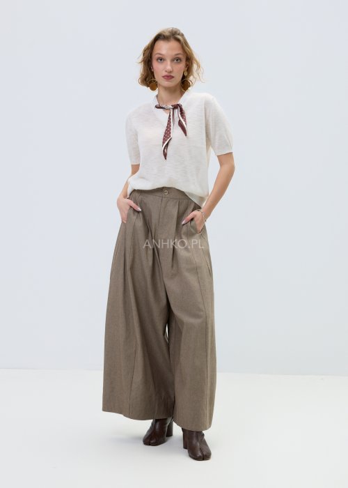Damskie spodnie culotte w kolorze brązowym z szeroką nogawką i wysokim stanem, elegancki model z zakładkami i zapięciem na guzik.