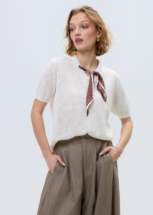 Beżowa damska bluzka z krótkim rękawem i dekoltem w serek, lekki model z ozdobną apaszką przy dekolcie w stylu casual.