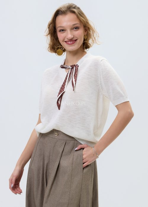 Beżowa damska bluzka z krótkim rękawem i dekoltem w serek, lekki model z ozdobną apaszką przy dekolcie w stylu casual.