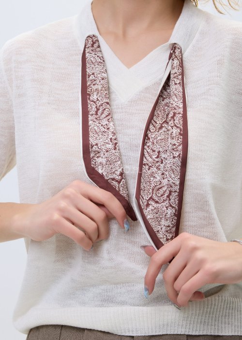 Beżowa damska bluzka z krótkim rękawem i dekoltem w serek, lekki model z ozdobną apaszką przy dekolcie w stylu casual.